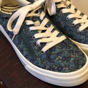 Taos Z-Sole Zippered Sneaker - Size 9 - Blue Floral